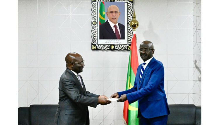 وزير الشؤون الخارجية يتسلم نسخة من أوراق اعتماد سفير جمهورية أنغولا